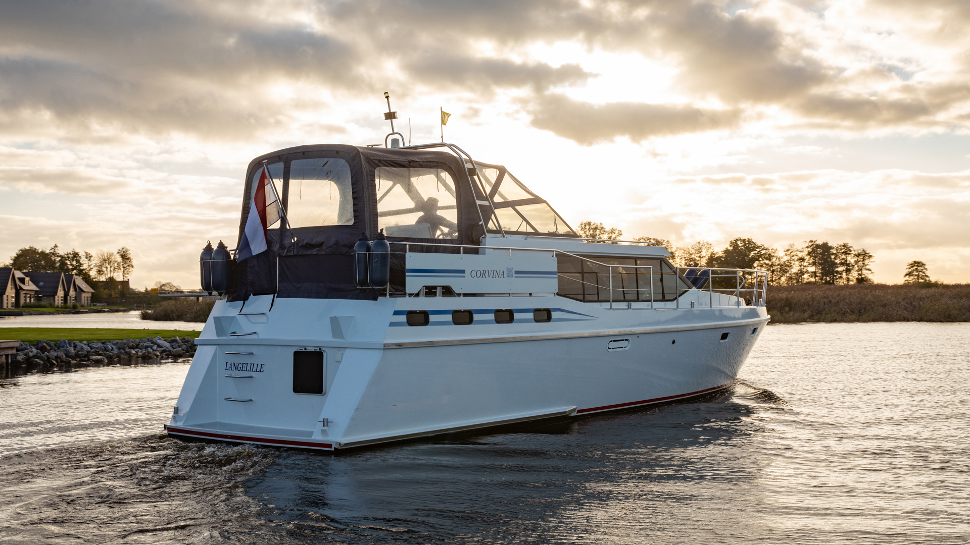 Wil je een boot huren in Friesland? Dat kan zonder vaarbewijs bij De Driesprong Yachtcharters uit Langelille!