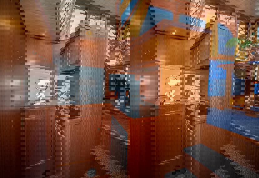 De Driesprong Yachtcharters Interieur Motorjacht Sparus 10