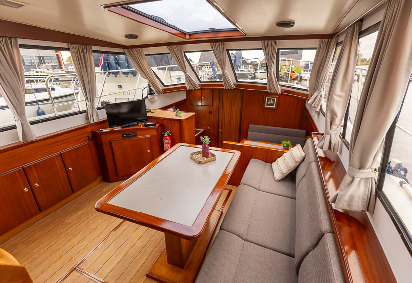 De Driesprong Yachtcharters Interieur Motorjacht Andreas 25