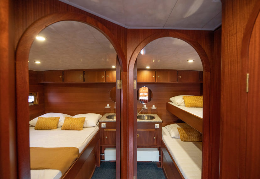 De Driesprong Yachtcharters Interieur Motorjacht Splendens 23