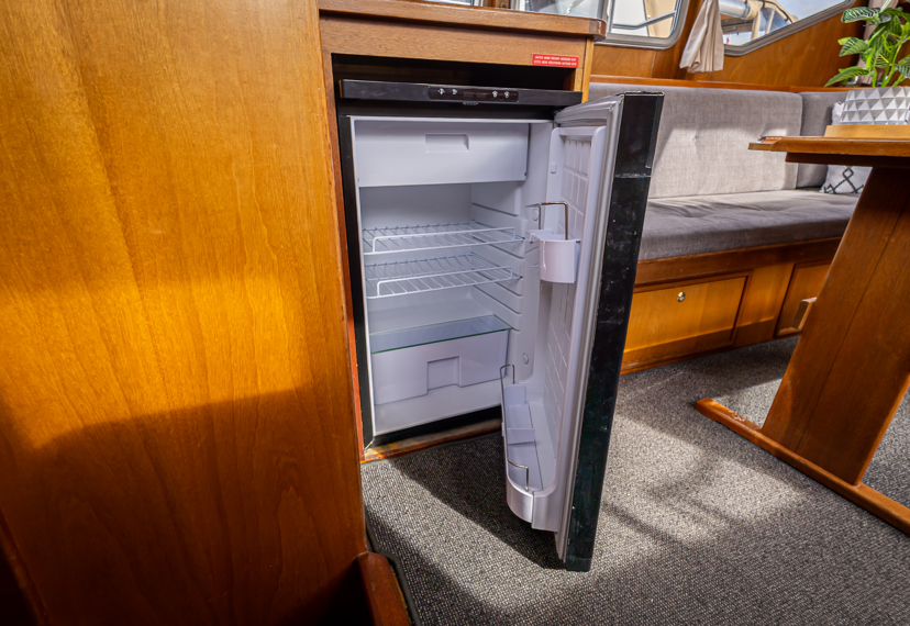 De Driesprong Yachthcharters Interieur Motorjacht Frisa 23