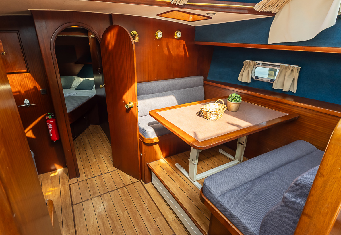 De Driesprong Yachtcharters Interieur Motorjacht Remora 40