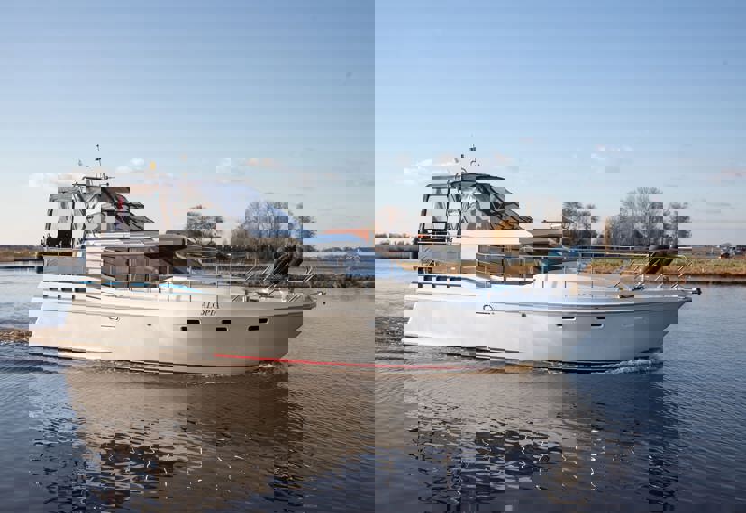 De Driesprong Yachtcharters Exterieur Motorjacht Alopia 23