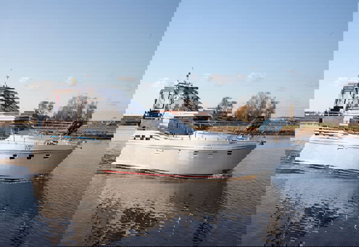 De Driesprong Yachtcharters Exterieur Motorjacht Alopia 23