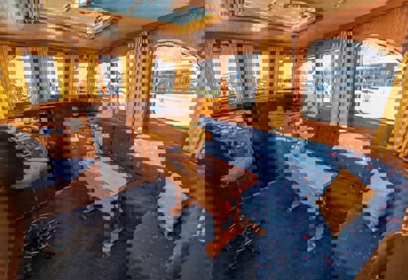 De Driesprong Yachtcharters Interieur Motorjacht Sparus 01