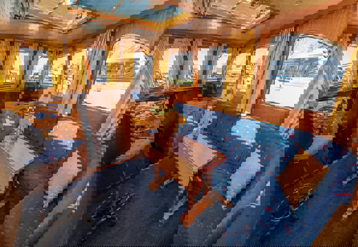 De Driesprong Yachtcharters Interieur Motorjacht Sparus 01