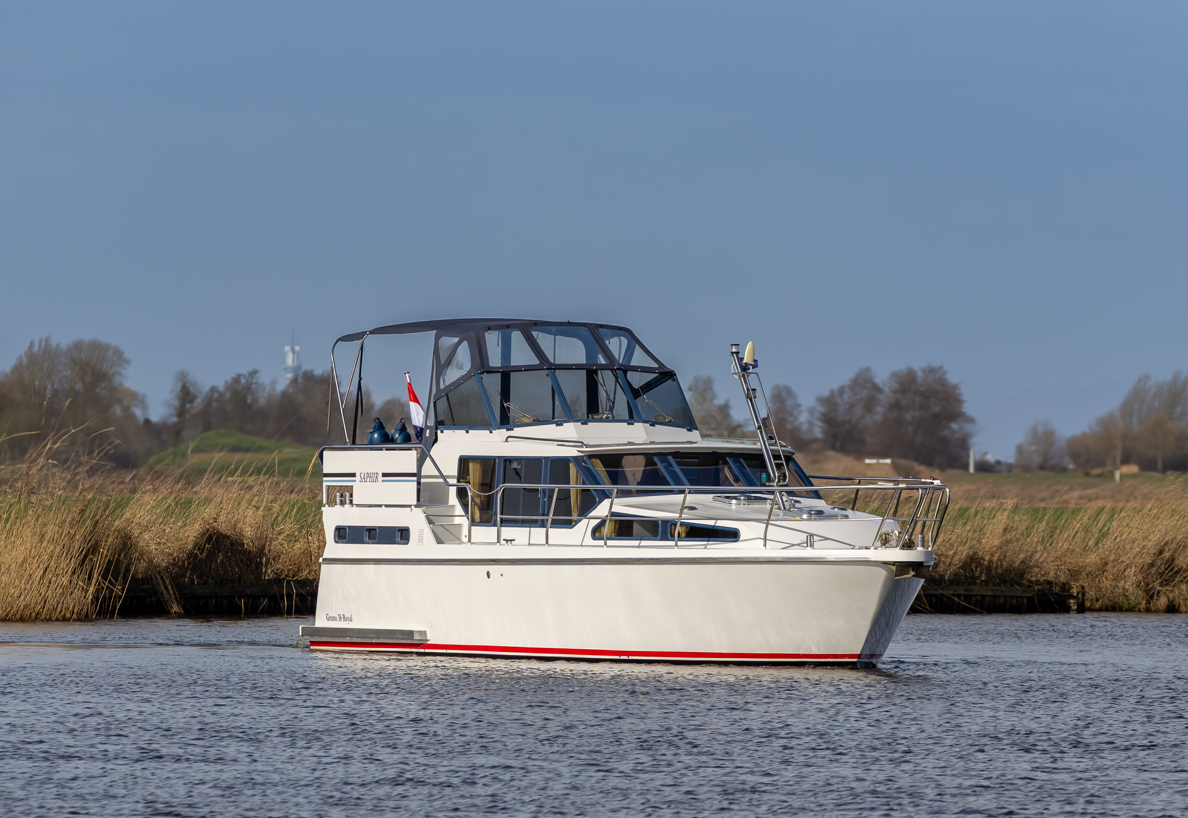De Driesprong Yachtcharters Exterieur Motorjacht Saphir 27