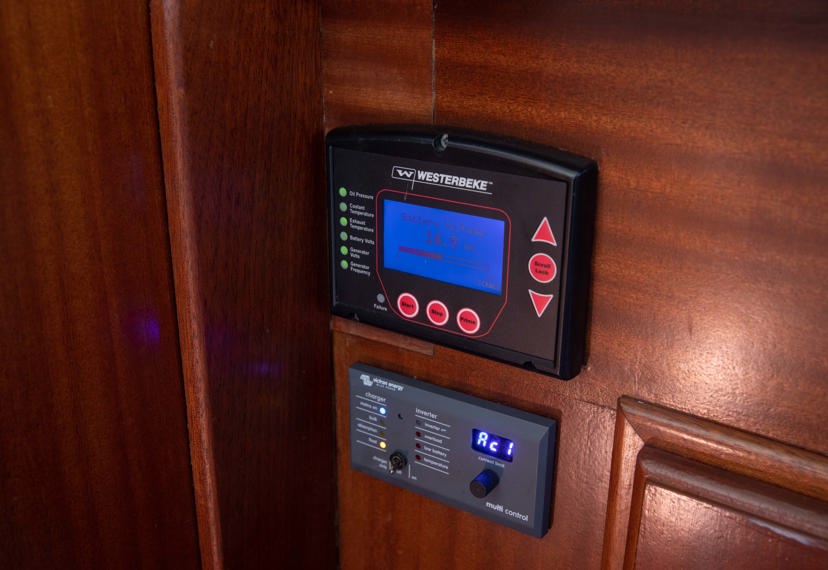 De Driesprong Yachtcharters Interieur Motorjacht Lota 01