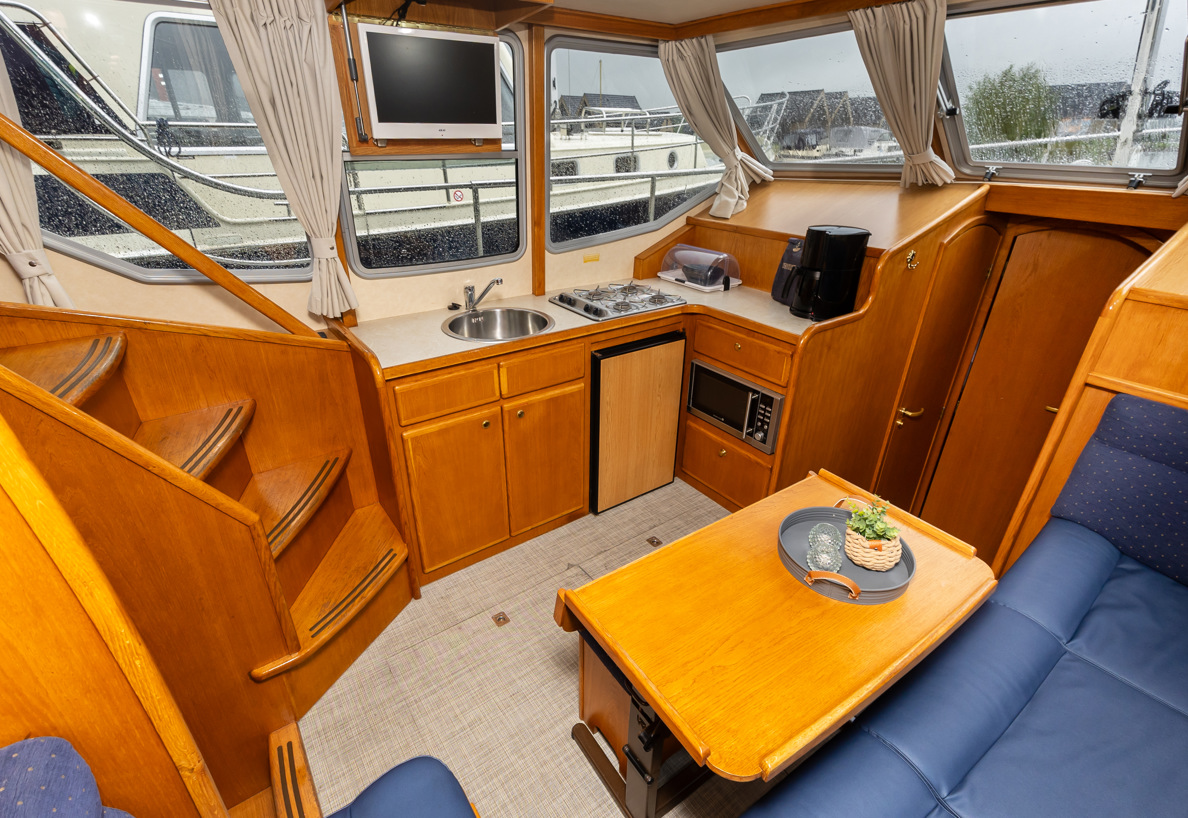 De Driesprong Yachtcharters Interieur Motorjacht Comtesse 26