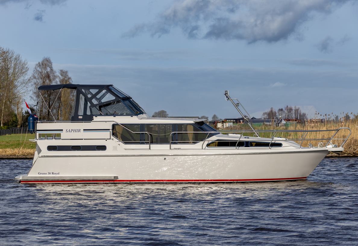De Driesprong Yachtcharters Exterieur Motorjacht Saphir 31