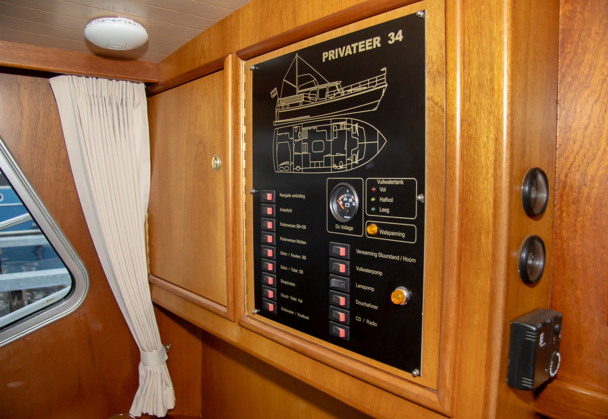 De Driesprong Yachthcharters Interieur Motorjacht Frisa 18