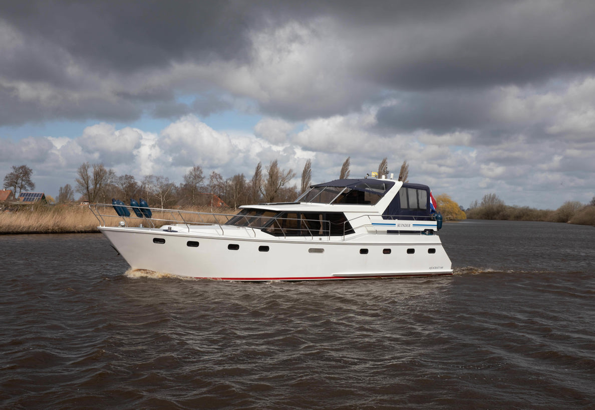 De Driesprong Yachtcharters Exterieur Motorjacht Kuinder 02