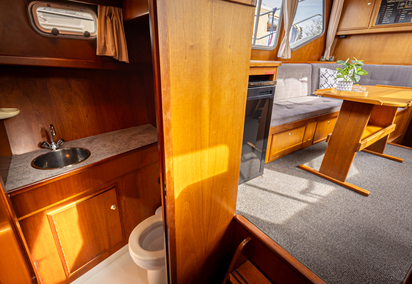 De Driesprong Yachthcharters Interieur Motorjacht Frisa 25