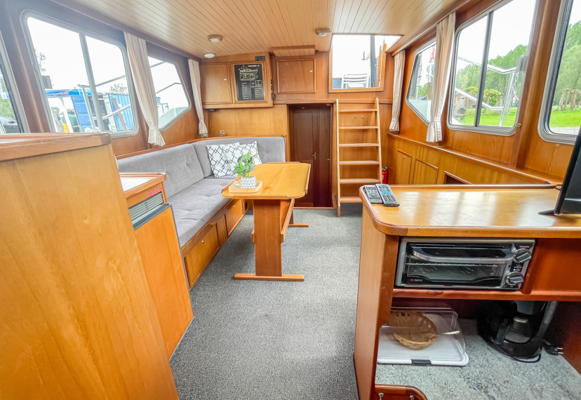 De Driesprong Yachthcharters Interieur Motorjacht Frisa 7