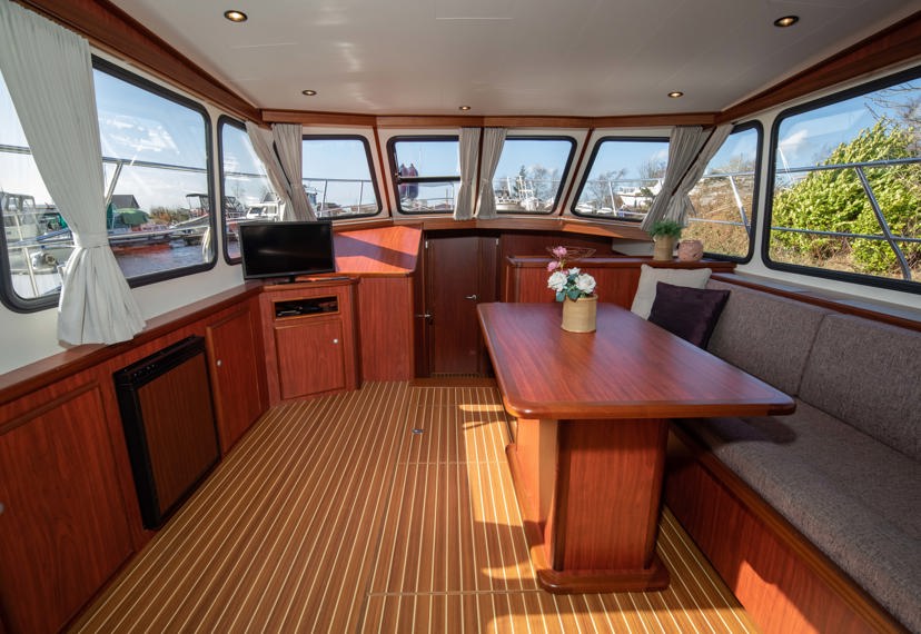 De Driesprong Yachtcharters Interieur Motorjacht Tjonger 28
