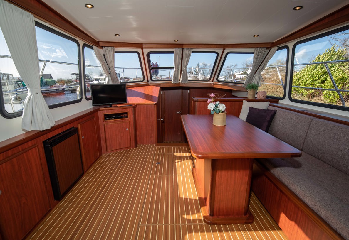 De Driesprong Yachtcharters Interieur Motorjacht Tjonger 28