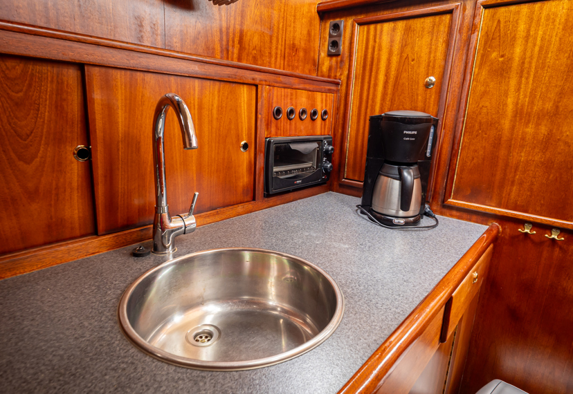 De Driesprong Yachtcharters Interieur Motorjacht Freon 37