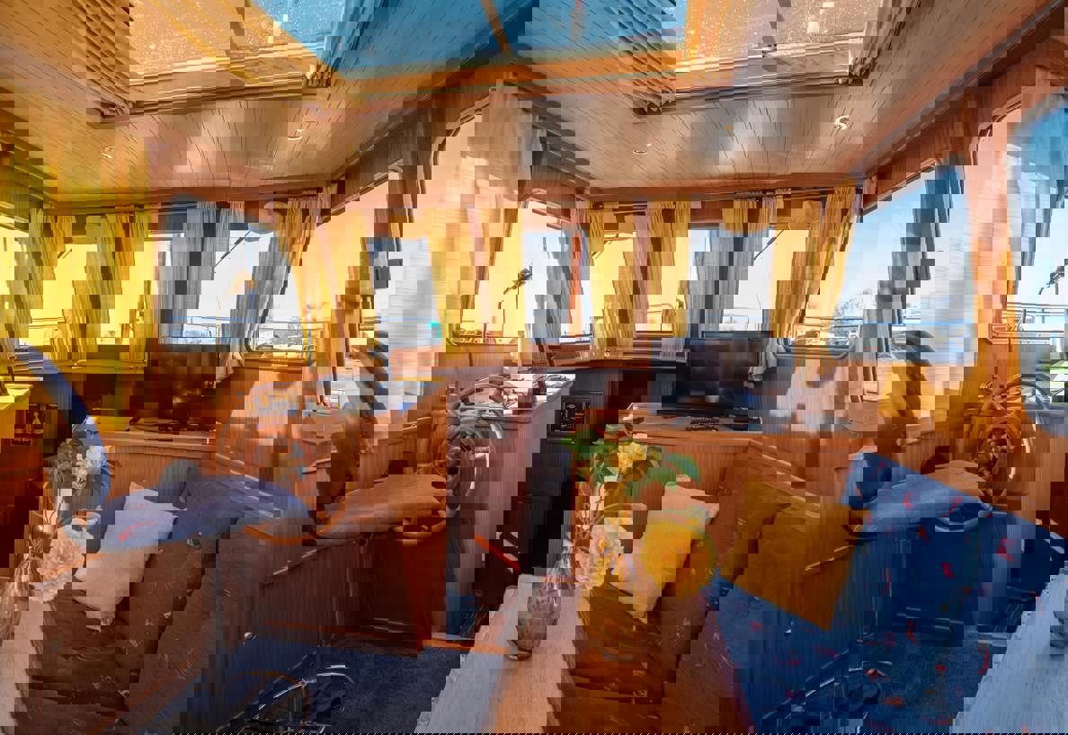 De Driesprong Yachtcharters Interieur Motorjacht Sparus 03