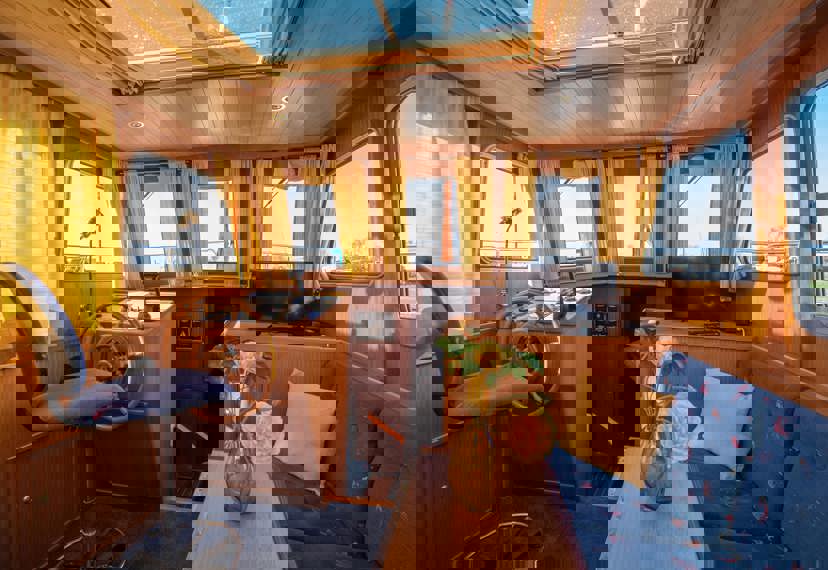 De Driesprong Yachtcharters Interieur Motorjacht Sparus 03