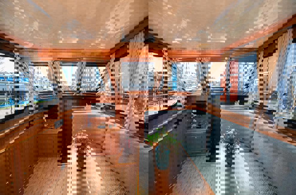 De Driesprong Yachtcharters Interieur Motorjacht Alopia 02