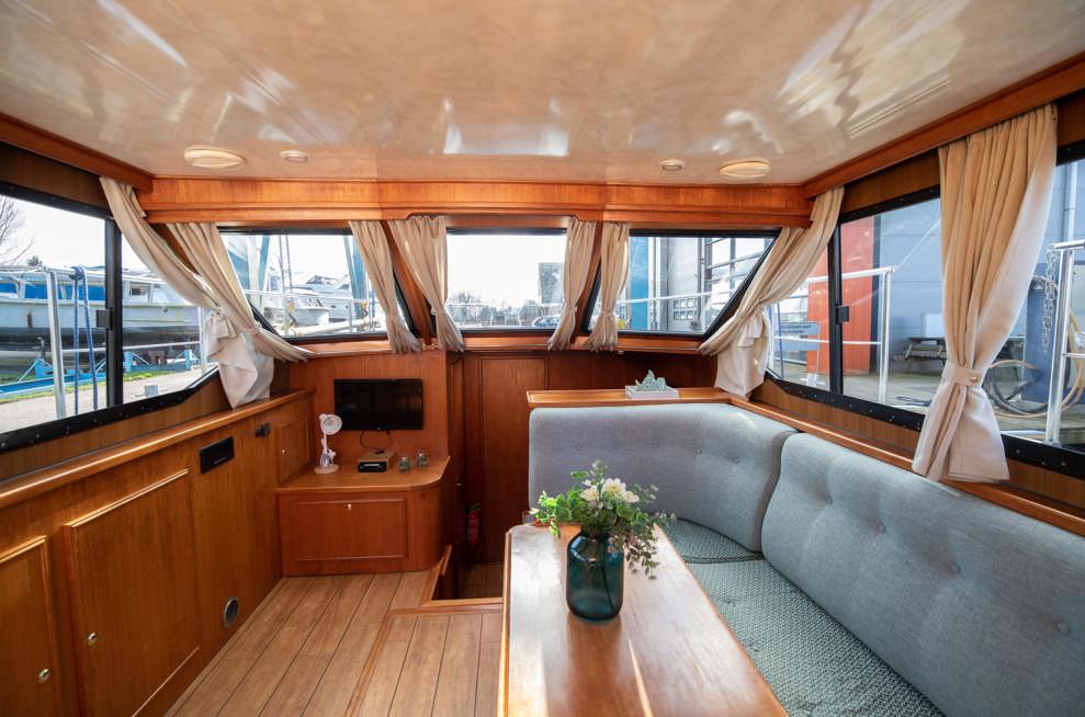 De Driesprong Yachtcharters Interieur Motorjacht Alopia 02