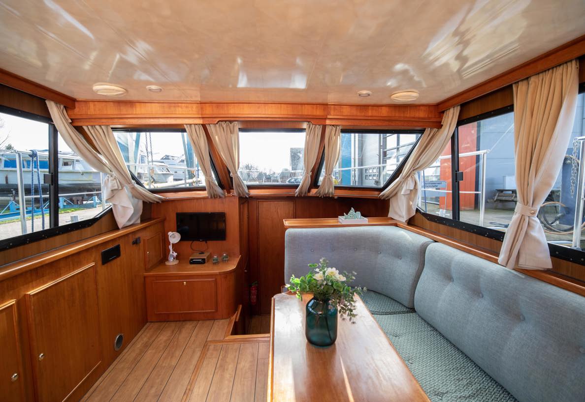 De Driesprong Yachtcharters Interieur Motorjacht Alopia 02