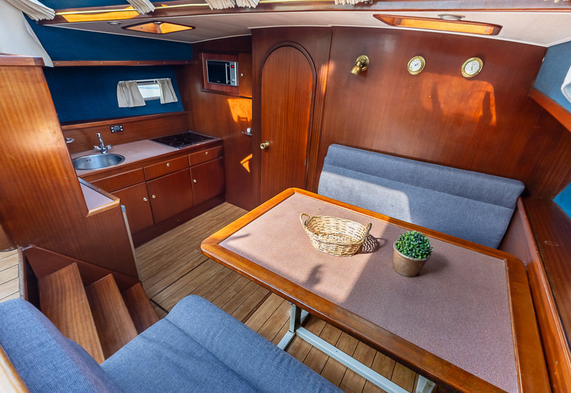 De Driesprong Yachtcharters Interieur Motorjacht Remora 41