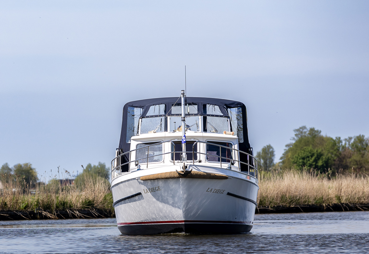 De Driesprong Yachtcharters Exterieur Motorjacht La Diege 23