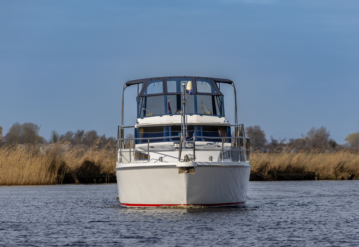 De Driesprong Yachtcharters Exterieur Motorjacht Saphir 29