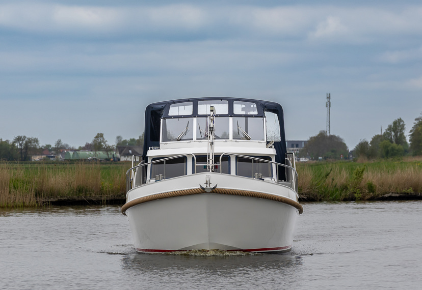 De Driesprong Yachtcharters Exterieur Motorjacht La Boheme 37
