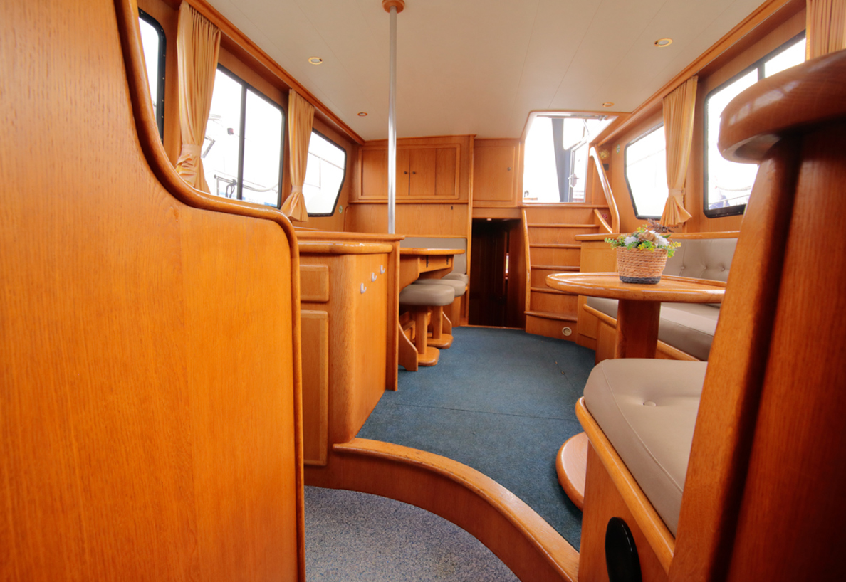 De Driesprong Yachtcharters Interieur Motorjacht La Bohéme 15