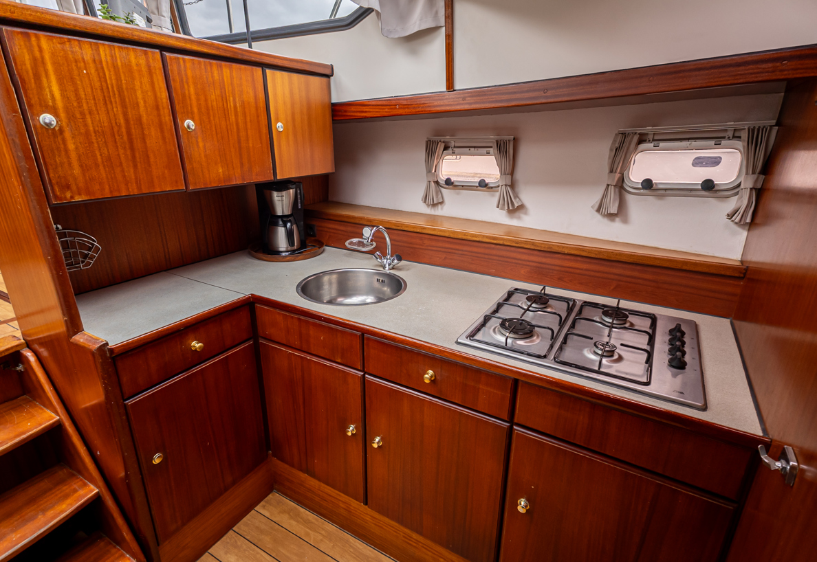 De Driesprong Yachtcharters Interieur Motorjacht Andreas 43