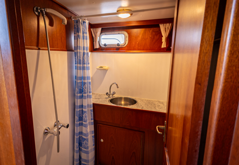 De Driesprong Yachthcharters Interieur Motorjacht Frisa 32