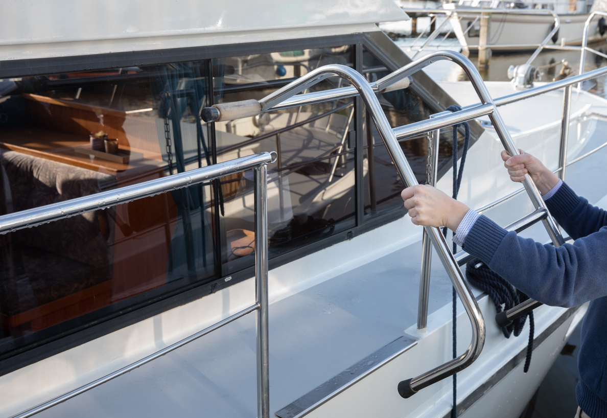 De Driesprong Yachtcharters Exterieur Motorjacht Corvina 09