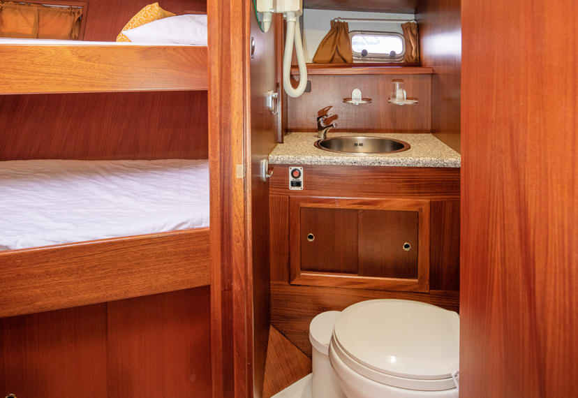 De Driesprong Yachtcharters Interieur Motorjacht Splendens 04