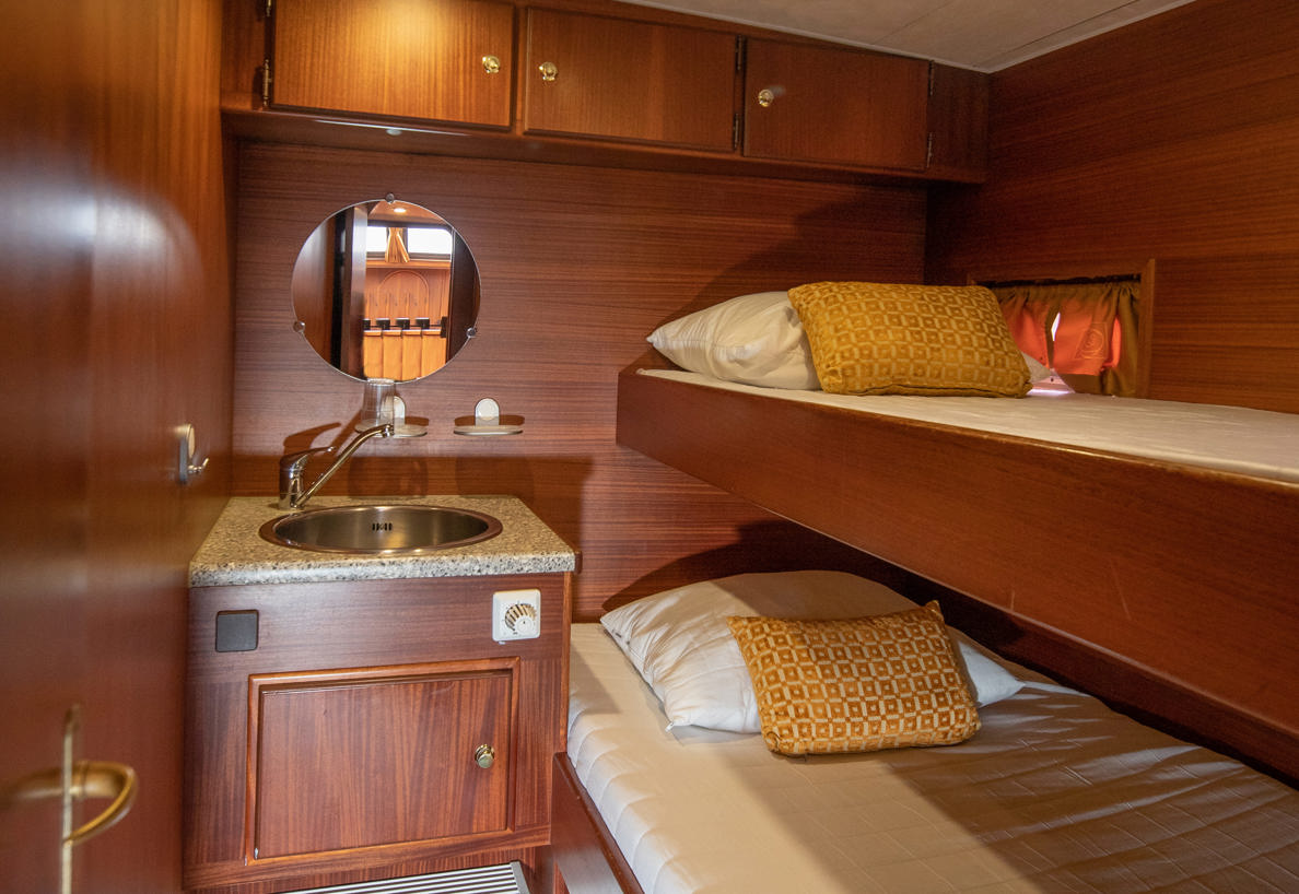 De Driesprong Yachtcharters Interieur Motorjacht Splendens 21