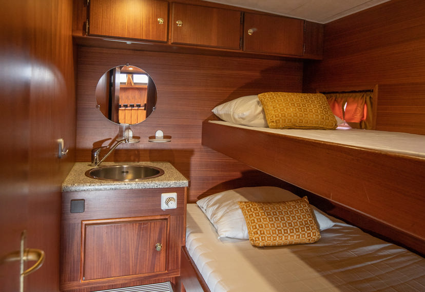 De Driesprong Yachtcharters Interieur Motorjacht Splendens 21