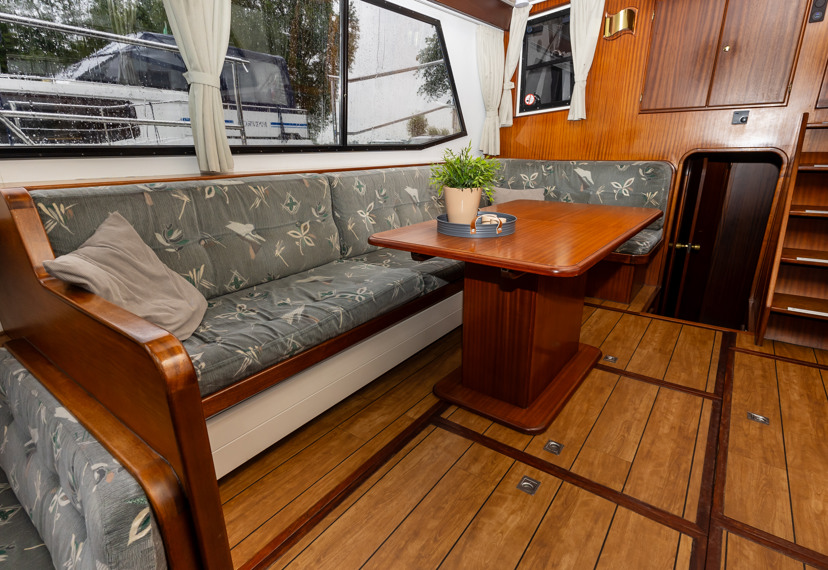 De Driesprong Yachtcharters Interieur Motorjacht Atherina 6 (1)