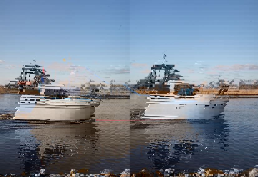 De Driesprong Yachtcharters Exterieur Motorjacht Alopia 26