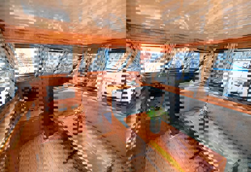 De Driesprong Yachtcharters Interieur Motorjacht Alopia 01
