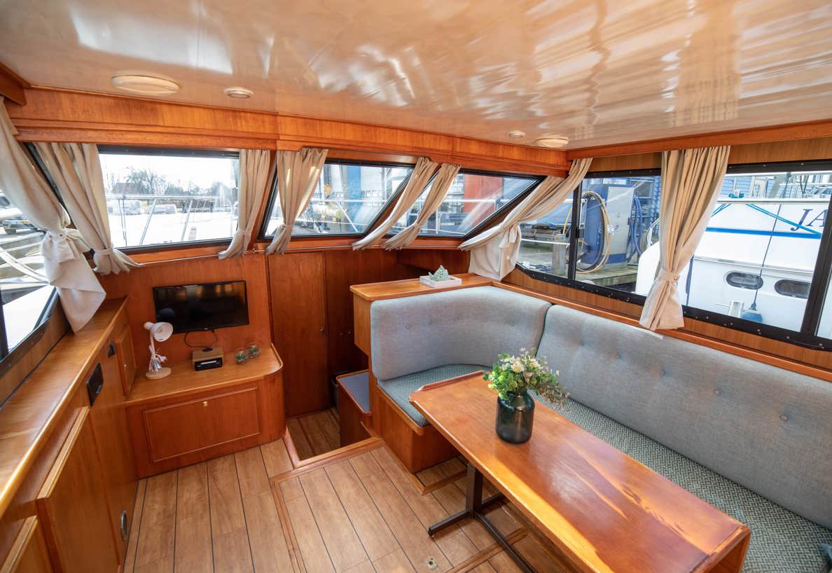 De Driesprong Yachtcharters Interieur Motorjacht Alopia 01