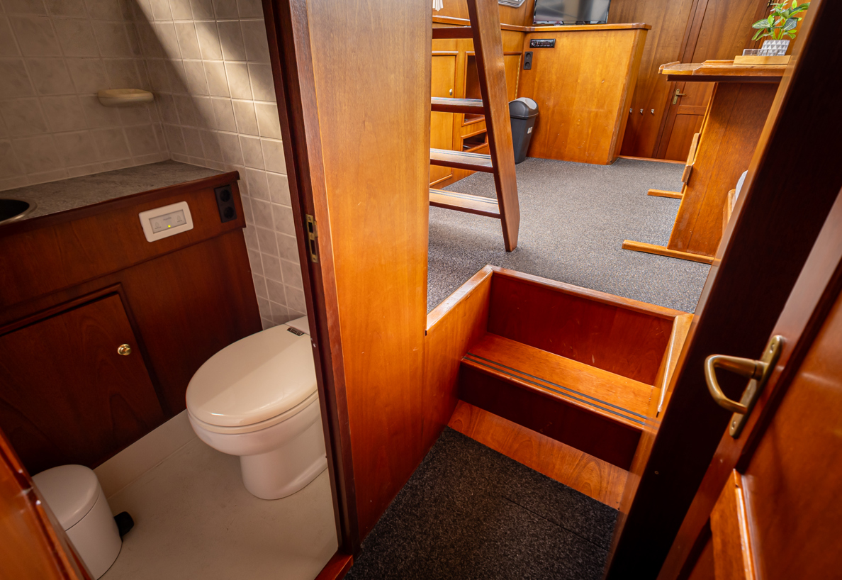 De Driesprong Yachthcharters Interieur Motorjacht Frisa 31