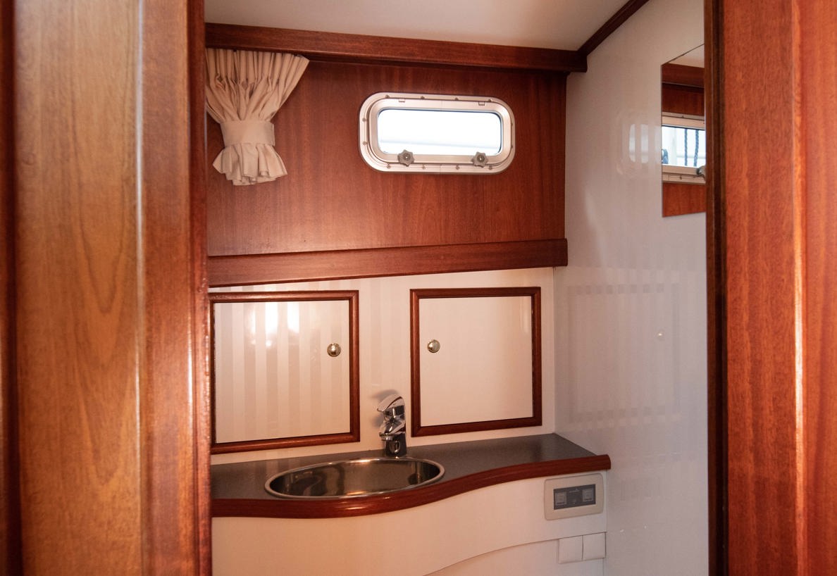 De Driesprong Yachtcharters Interieur Motorjacht Freon 08