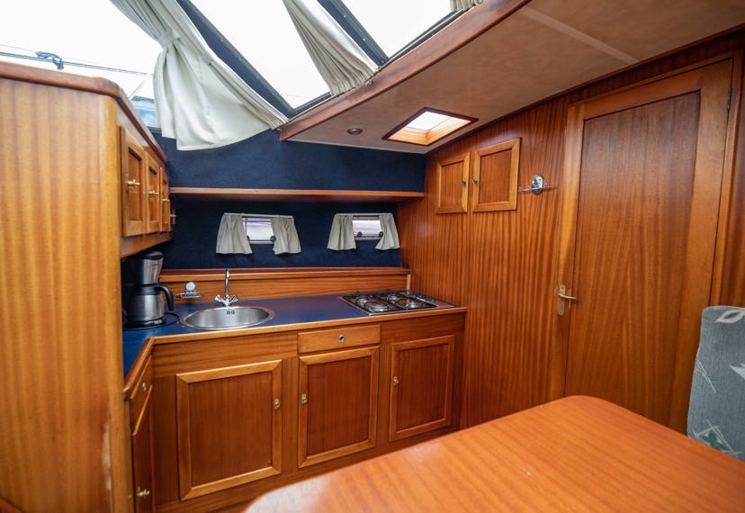 De Driesprong Yachtcharters Interieur Motorjacht Fenris 06