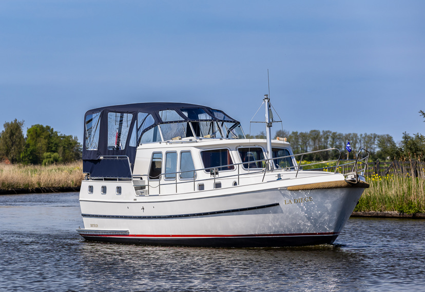 De Driesprong Yachtcharters Exterieur Motorjacht La Diege 7