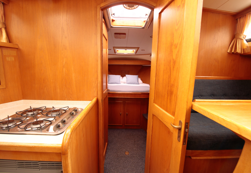 De Driesprong Yachtcharters Interieur Motorjacht Saphir 17