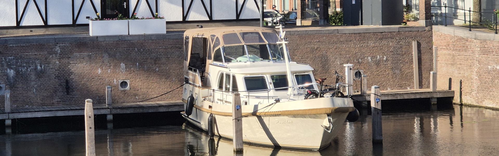 De Driesprong Yachtcharters Varende Pensionado's Op De Poseidon Gorinchem Ligging