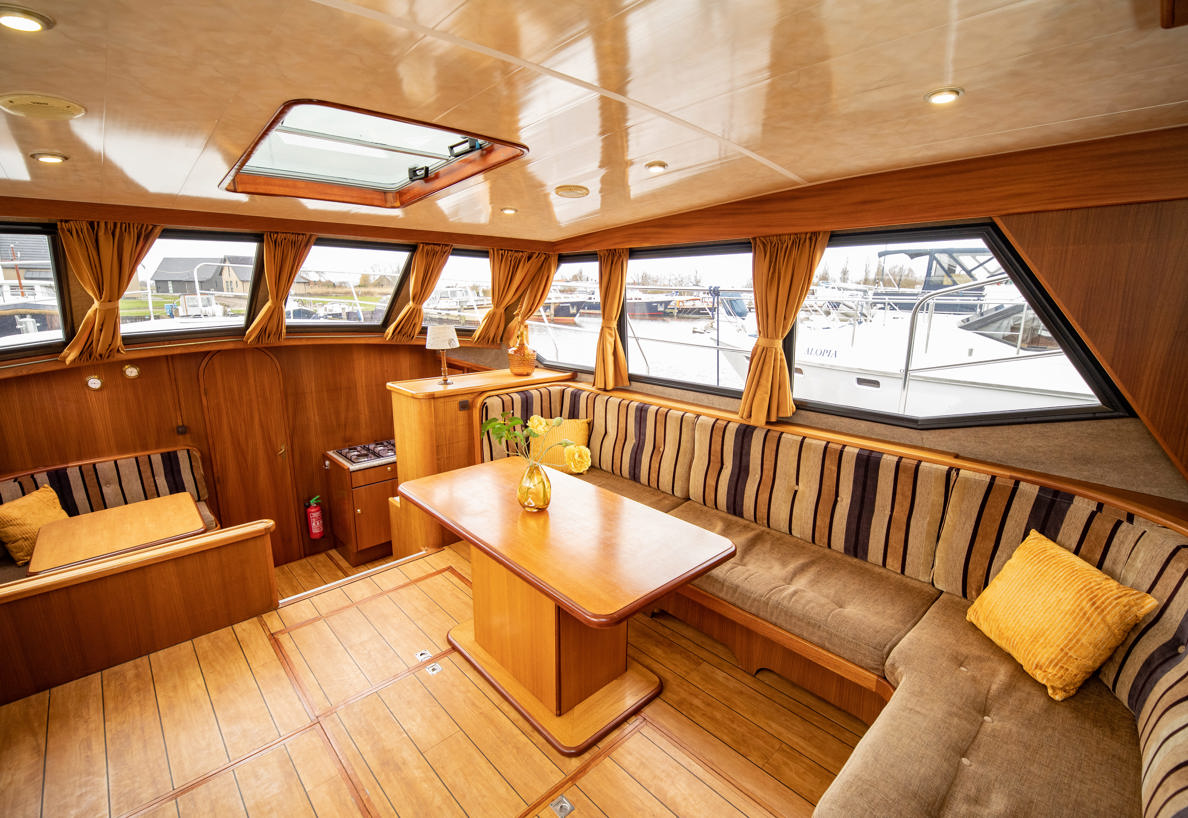 De Driesprong Yachtcharters Interieur Motorjacht Splendens 10