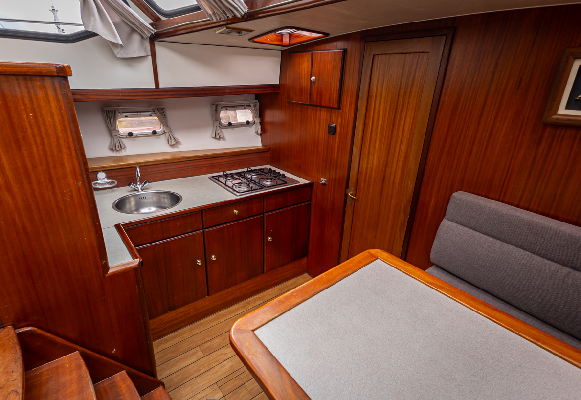 De Driesprong Yachtcharters Interieur Motorjacht Andreas 42