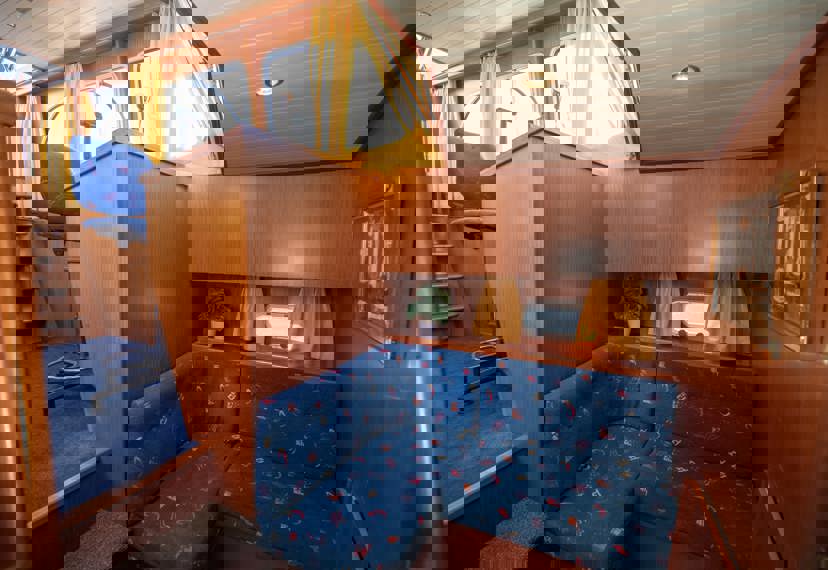 De Driesprong Yachtcharters Interieur Motorjacht Sparus 07